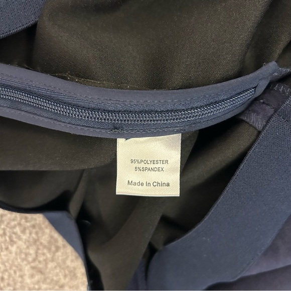 Tuckernuck Women's Cropped Pants Size S Navy Mid Rise Side Zipper Stretch EUC - Picture 13 of 14